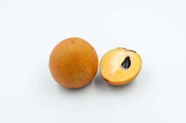 Taze taze tatlı bir bütün ve beyaz arka planda izole edilmiş tropikal Sapodilla meyvesi..