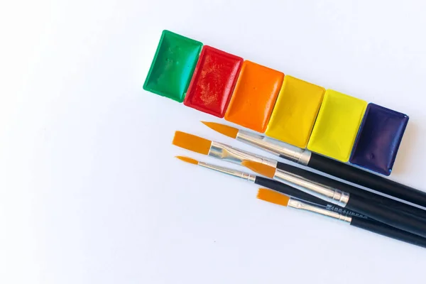 Foto do conjunto de tintas aquarela e pincel para pintura a cores da água — Fotografia de Stock