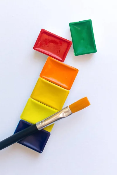 Ovanifrån av uppsättning akvarell färger och borste för vatten färg målning — Stockfoto