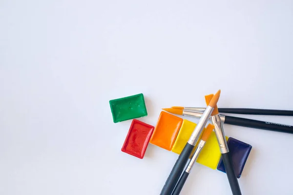 Foto van het bovenaanzicht van aquarel verven in cuvettes met borstels voor water kleur schilderij — Stockfoto