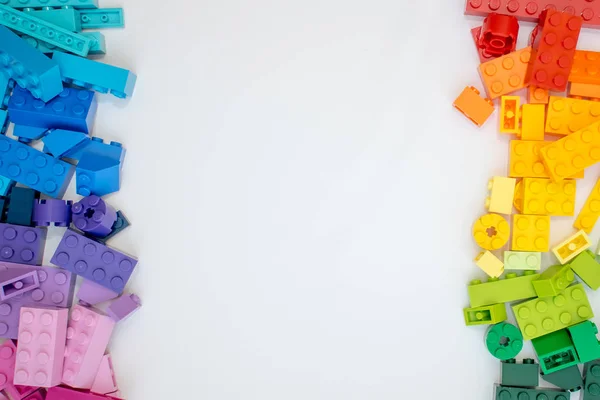 Multicolor kostki Lego na białym tle. Popularne zabawki. — Zdjęcie stockowe