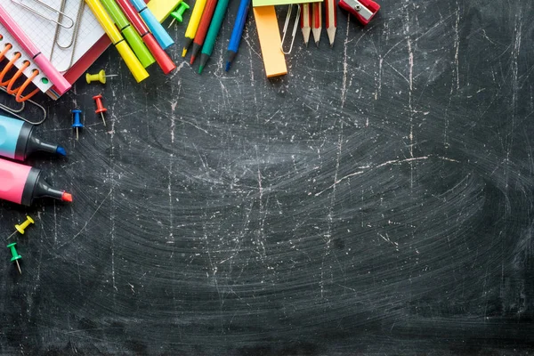 Fournitures scolaires sur un fond de tableau. Espace libre. Frontière — Photo