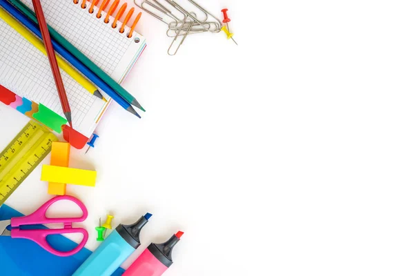 Materiale scolastico su sfondo bianco. Spazio libero per il testo. Vista dall'alto — Foto Stock