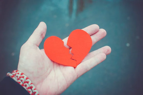 Концепция развода - Разбитое сердце в мужских руках . — стоковое фото