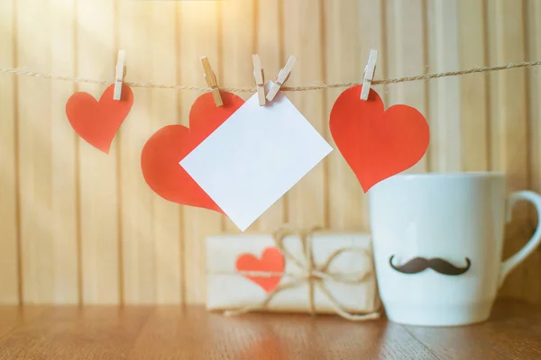 Festa dei padri. Biglietto per messaggio con cuori di carta appesi con mollette sopra tavola di legno. Compleanno. San Valentino — Foto Stock