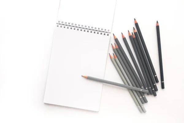 Notebook ceruza fehér alapon. Felülnézet — Stock Fotó