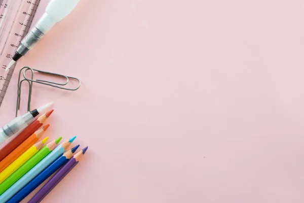 Material de dibujo escolar sobre fondo rosa. Espacio libre — Foto de Stock