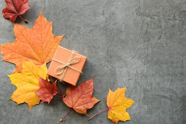Herbstkomposition. Ahornblätter und Geschenkbox. flache Lage, Draufsicht — Stockfoto