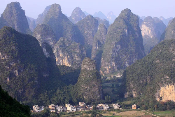 Ανατολή ηλίου τοπίο του Γκουιλίν καρστικών βουνά. Γιανγκσούο, Guilin, Guangxi, Κίνα. — Φωτογραφία Αρχείου