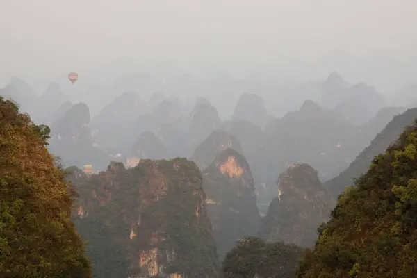 Sunrise landschap van Guilin Karst gebergte. Yangshuo, Guilin, Guangxi, China. — Stockfoto