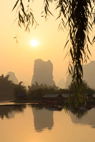 Sunrise landschap van Guilin Karst gebergte. Yangshuo, Guilin, Guangxi, China. — Stockfoto