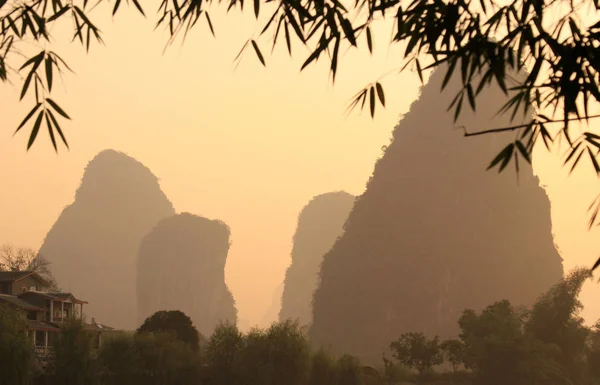 Sunrise landschap van Guilin Karst gebergte. Yangshuo, Guilin, Guangxi, China. — Stockfoto