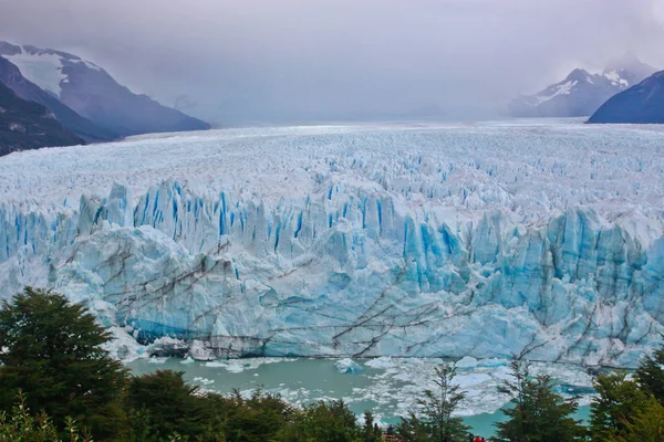 Glaciären Perito Moreno är en glaciär som ligger i nationalparken Los Glaciares i Santa Cruz provinsen, Argentina. — Stockfoto