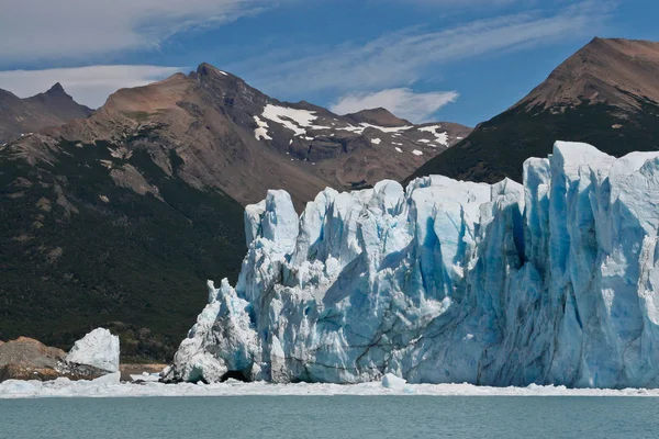 El Glaciar Perito Moreno es un glaciar ubicado en el Parque Nacional Los Glaciares en la provincia de Santa Cruz, Argentina. . — Foto de Stock