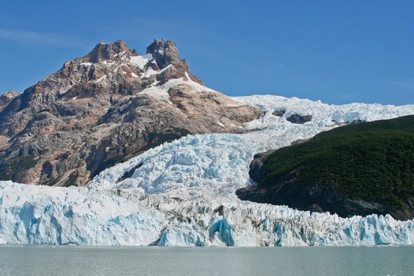Ледник Перито-Морено расположен в Национальном парке Лос-Гласиарес в провинции Санта-Крус, Аргентина . — стоковое фото