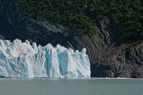 Ледник Перито-Морено расположен в Национальном парке Лос-Гласиарес в провинции Санта-Крус, Аргентина . — стоковое фото