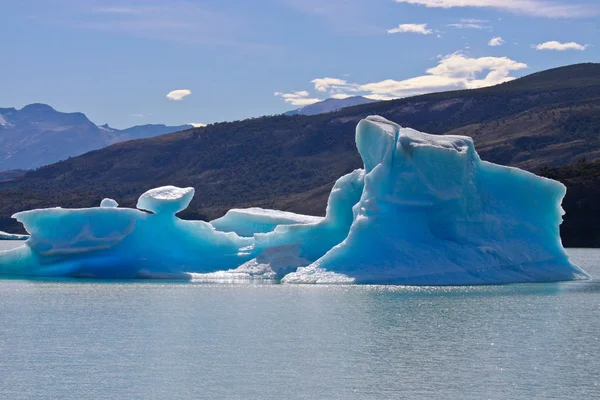 Velké modré světlé kry plovoucí na vodách jezera Lago Argentino, El Calafate, Argentina v slunečný den. — Stock fotografie