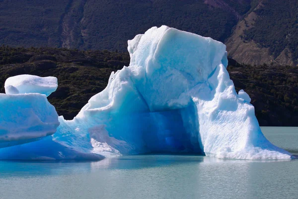 Nagy kék fényes jéghegyek lebegnek a Lago Argentino-tó, El Calafate, Argentína-napsütéses nap vizei. — Stock Fotó