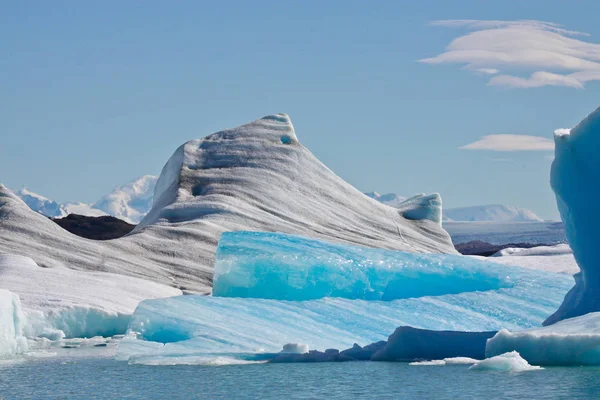 Grandes icebergs azules brillantes flotan en las aguas del lago Argentino, El Calafate, Argentina en el día del sol . —  Fotos de Stock