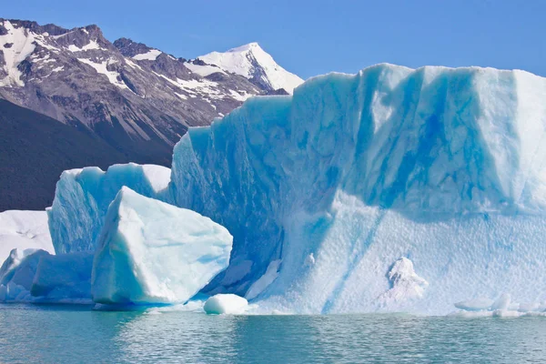 Duży niebieski jasny lodowców unosić się na wodach jeziora Lago Argentino, El Calafate, Argentyna w dzień słońca. — Zdjęcie stockowe
