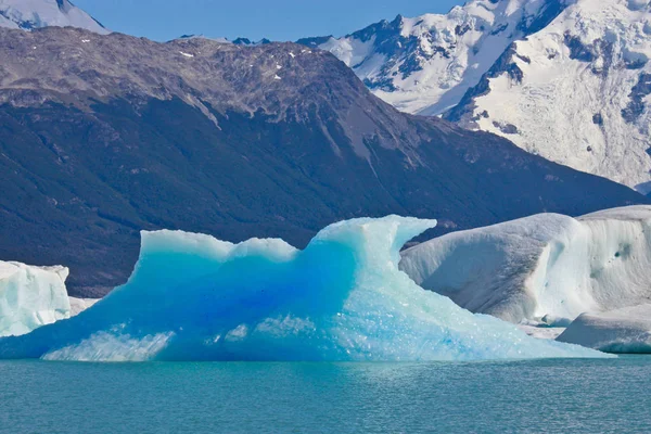 Lago Argentino Gölü, El Calafate, Arjantin güneşli günde sularının büyük mavi parlak buzdağları float. — Stok fotoğraf