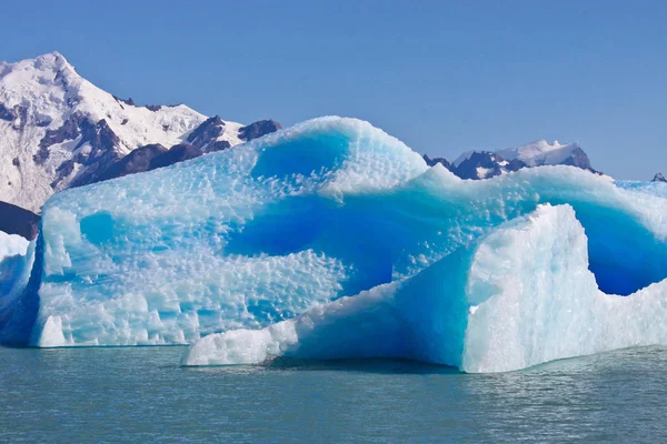 Grote blauwe heldere ijsbergen drijven op het water van Lago Argentino lake, El Calafate, Argentinië in zonnige dag. — Stockfoto