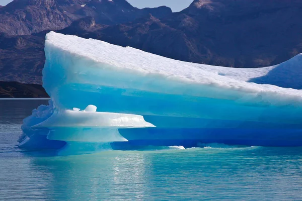 Große blaue leuchtende Eisberge schwimmen auf dem Wasser des Lago Argentino, el calafate, Argentinien bei Sonnenschein. — Stockfoto