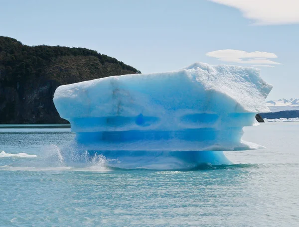Grote blauwe heldere ijsbergen drijven op het water van Lago Argentino lake, El Calafate, Argentinië in zonnige dag. — Stockfoto