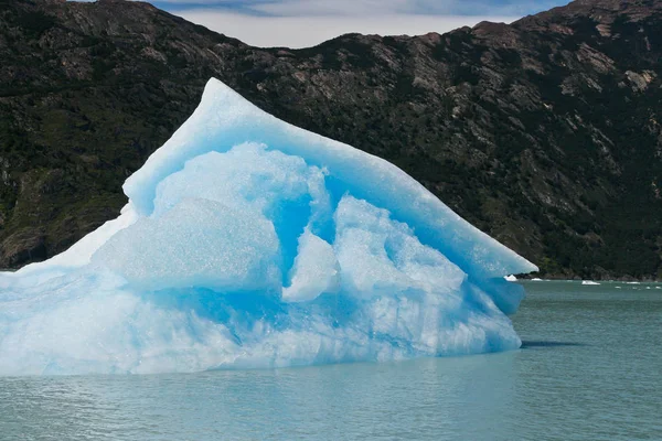 Stora blå ljusa isberg flyter på vatten Lago Argentino sjö, El Calafate, Argentina i solsken dag. — Stockfoto