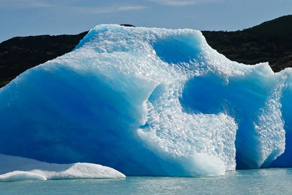 Large blue bright icebergs float on the waters of Lago Argentino lake, El Calafate, Argentina in sunshine day. — Stock Photo, Image