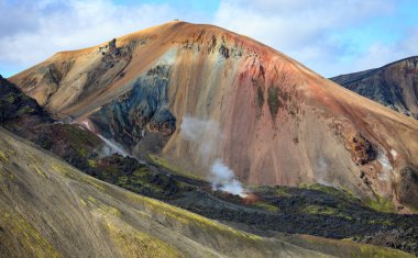 Güzel renkli volkanik dağlar Landmannalaugar İzlanda, yaz saati ve güneşli bir gün. Muhteşem ve unutulmaz İzlanda. Kuzey Avrupa