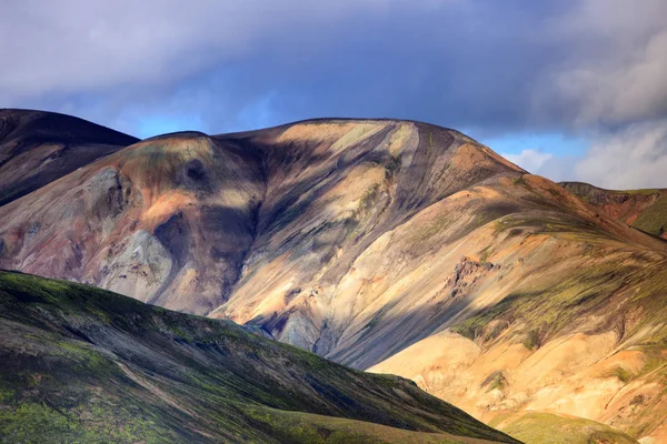 美しいカラフルな火山山レイキャヴィーク アイスランド、夏の時間、晴れた日に。壮大な思い出に残るアイスランド。北ヨーロッパ — ストック写真