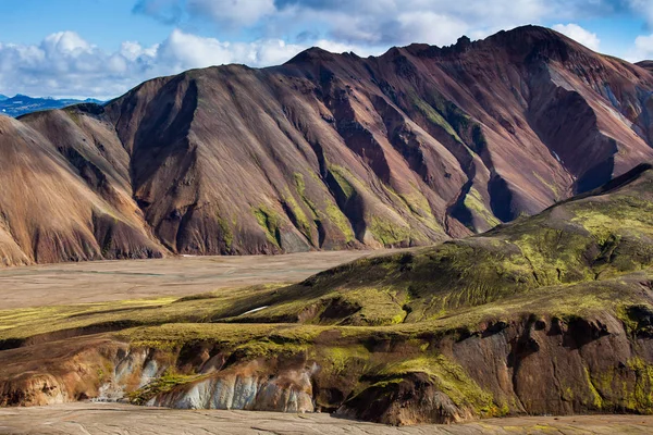 Όμορφη πολύχρωμα ηφαιστειακά βουνά Landmannalaugar στην Ισλανδία, καλοκαίρι και ηλιόλουστη ημέρα. Υπέροχη και αξέχαστη η Ισλανδία. Βόρεια Ευρώπη — Φωτογραφία Αρχείου