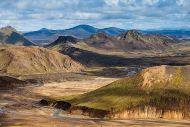 Güzel renkli volkanik dağlar Landmannalaugar İzlanda, yaz saati ve güneşli bir gün. Muhteşem ve unutulmaz İzlanda. Kuzey Avrupa