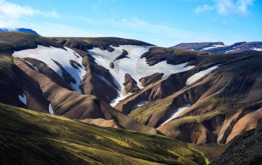 Güzel renkli volkanik dağlar Landmannalaugar İzlanda, yaz saati ve güneşli bir gün. Muhteşem ve unutulmaz İzlanda. Kuzey Avrupa