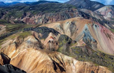 Güzel renkli volkanik dağlar Landmannalaugar İzlanda, yaz saati ve güneşli bir gün. Muhteşem ve unutulmaz İzlanda. Kuzey Avrupa