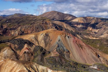 Güzel renkli volkanik dağlar Landmannalaugar İzlanda, yaz saati ve güneşli bir gün. Muhteşem ve unutulmaz İzlanda. Kuzey Avrupa