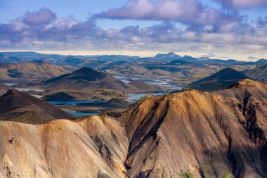 Güzel renkli volkanik dağlar Landmannalaugar İzlanda, yaz saati ve güneşli bir gün. Muhteşem ve unutulmaz İzlanda. Kuzey Avrupa