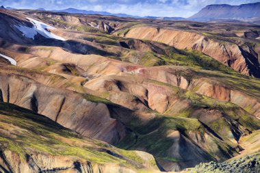 Güzel renkli volkanik dağlar Landmannalaugar İzlanda, yaz saati ve güneşli bir gün. Muhteşem ve unutulmaz İzlanda. Kuzey Avrupa