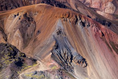 Güzel renkli volkanik dağlar Landmannalaugar İzlanda, yaz saati ve güneşli bir gün. Muhteşem ve unutulmaz İzlanda. Kuzey Avrupa