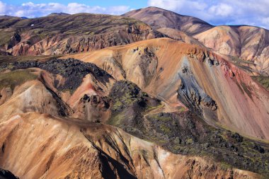 Güzel renkli volkanik dağlar Landmannalaugar İzlanda, yaz saati ve güneşli bir gün. Muhteşem ve unutulmaz İzlanda. Kuzey Avrupa