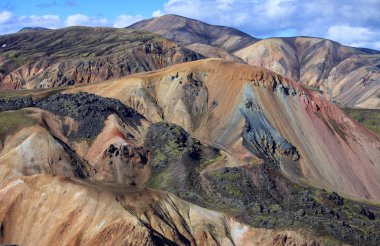 Güzel renkli volkanik dağlar Landmannalaugar İzlanda, yaz saati ve güneşli bir gün. Muhteşem ve unutulmaz İzlanda. Kuzey Avrupa