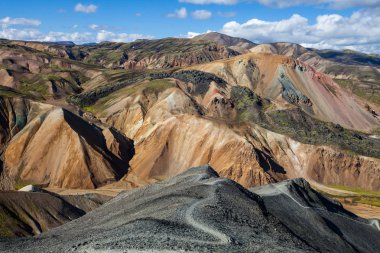 Güzel renkli volkanik dağlar Landmannalaugar İzlanda, yaz saati ve güneşli bir gün. Muhteşem ve unutulmaz İzlanda. Kuzey Avrupa