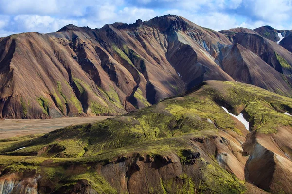 美しいカラフルな火山山レイキャヴィーク アイスランド、夏の時間、晴れた日に。壮大な思い出に残るアイスランド。北ヨーロッパ — ストック写真