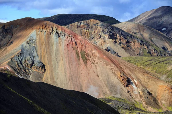 美しいカラフルな火山山レイキャヴィーク アイスランド、夏の時間、晴れた日に。壮大な思い出に残るアイスランド。北ヨーロッパ — ストック写真