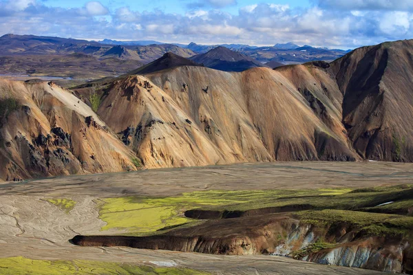 Belas montanhas vulcânicas coloridas Landmannalaugar na Islândia, hora de verão e dia ensolarado. Magnífica e inesquecível Islândia. Norte da Europa — Fotografia de Stock