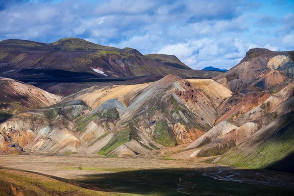 Hermosas montañas volcánicas coloridas Landmannalaugar en Islandia, hora de verano y día soleado. Magnífica e inolvidable Islandia. Norte de Europa — Foto de Stock