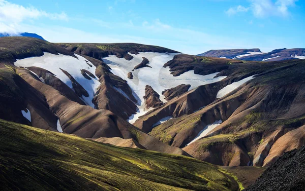 Krásné barevné sopečné hory Landmannalaugar na Islandu, letního času a slunečný den. Nádherné a nezapomenutelné Island. Severní Evropa — Stock fotografie