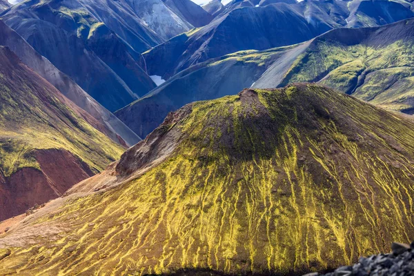Belas montanhas vulcânicas coloridas Landmannalaugar na Islândia, hora de verão e dia ensolarado. Magnífica e inesquecível Islândia. Norte da Europa — Fotografia de Stock