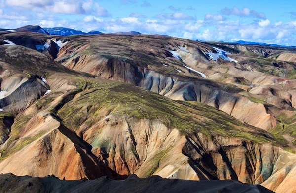 Güzel renkli volkanik dağlar Landmannalaugar İzlanda, yaz saati ve güneşli bir gün. Muhteşem ve unutulmaz İzlanda. Kuzey Avrupa